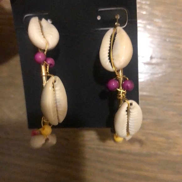 SOLD Cowry shell Choker and Hoop set - Picture 4 of 7